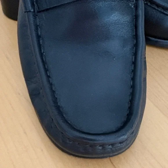 Gucci Black Leather Loafers with Silver Detailing - Picture 4 of 7